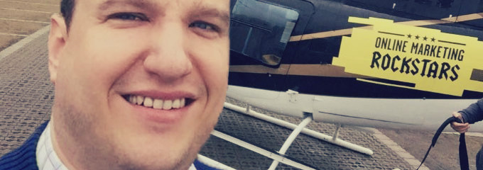 Andre vor dem Rockstars Helikopter
